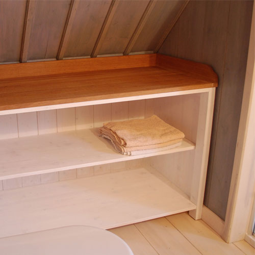 Masivní dřevěný regál