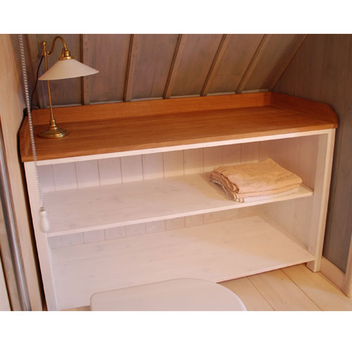 Masivní dřevěný regál