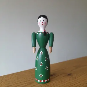 Dřevěná panenka: Dáma v zeleném