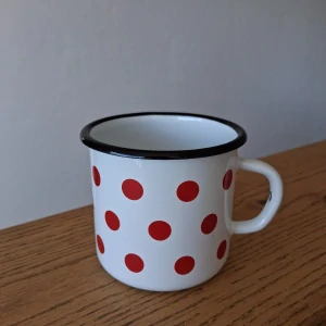 Hrnek smaltovaný s červeným puntíkem