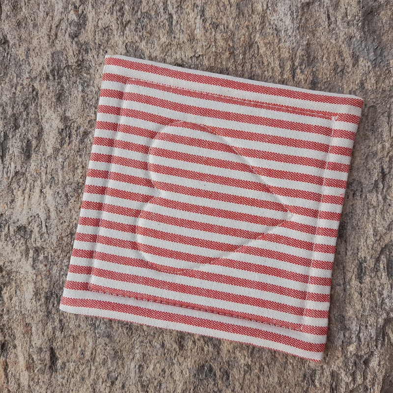 Podložka se srdíčkem - světle červená