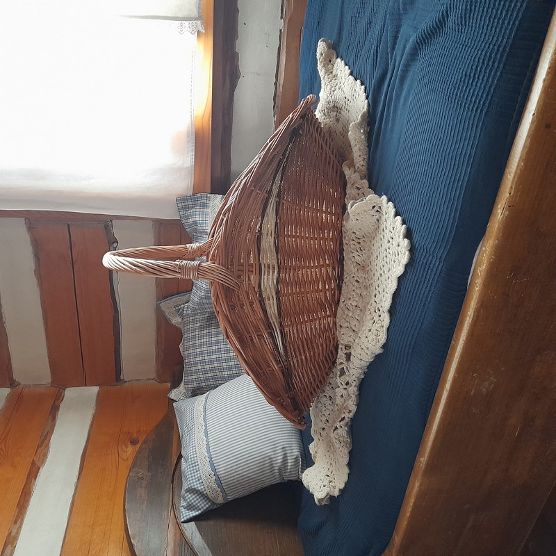 Koš ke krbu s bílým pruhem a jutou