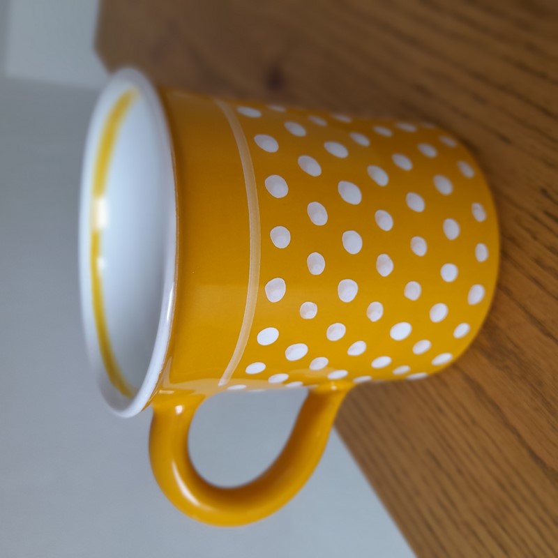Rovný hrnek 350 ml žlutý s puntíky