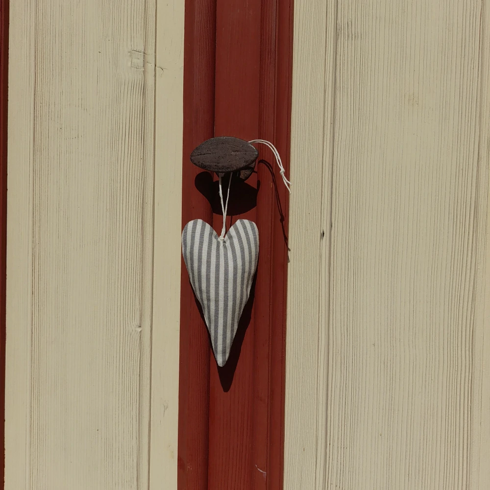 Srdíčko - šedé svislý pruh