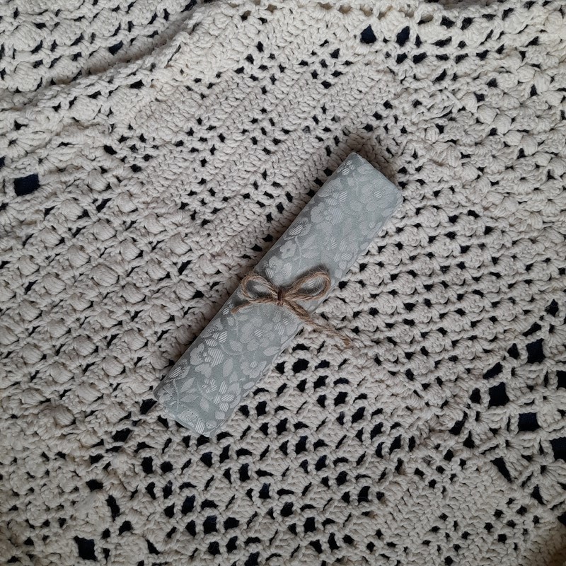 Utěrka starozelená se světlými květinami