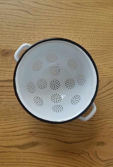 Cedník trojnožka smaltovaný