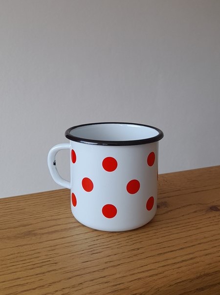 Hrnek bílý smaltovaný s puntíky