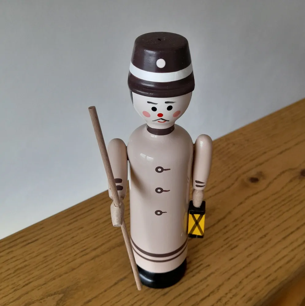 Dřevěná panenka: Ponocný