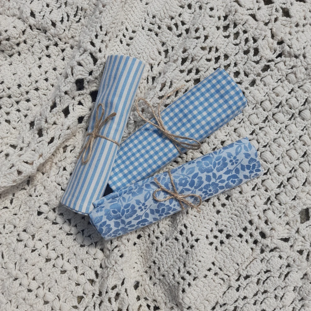 Utěrka staromodrá s tmavými květinami