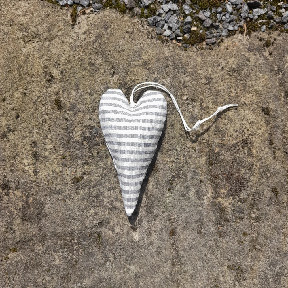 Srdíčko - šedé vodorovný pruh