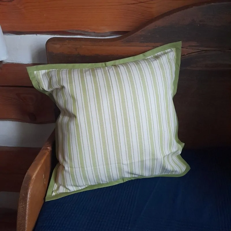 Polštářek - sv. zelený (pruhy velké)