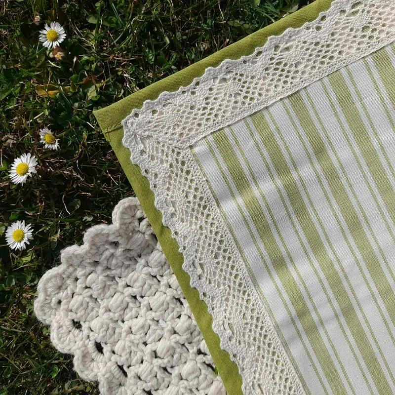 Polštářek obšitý krajkou - sv. zelený (pruhy velké)