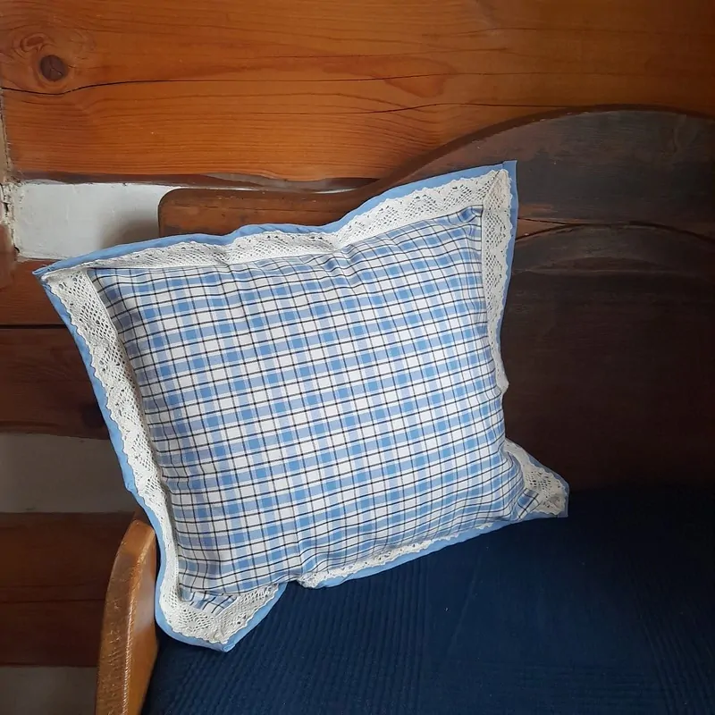 Polštářek obšitý krajkou - sv. modrý (kostky velké)