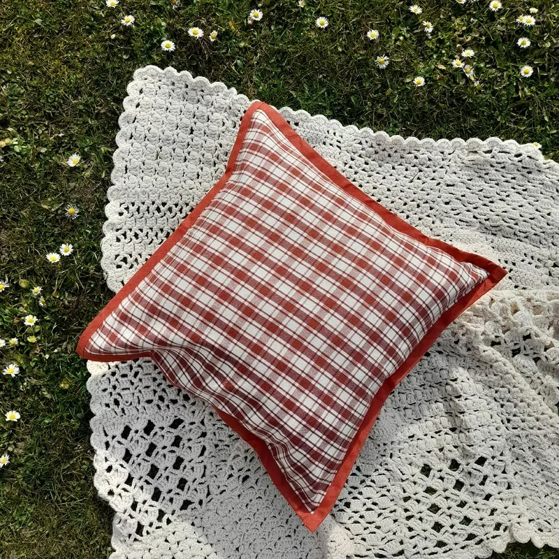 Polštářek - tm. červený (kostky velké)