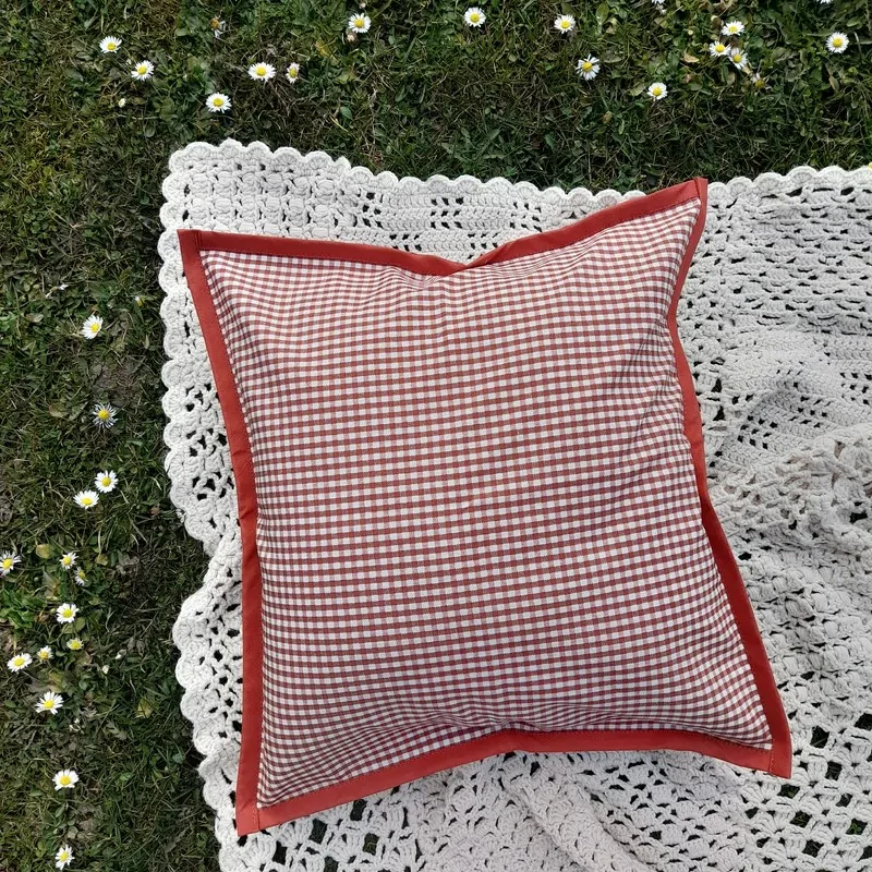 Polštářek - tm. červený (kostky malé)