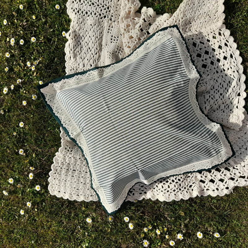 Polštářek obšitý krajkou - tm. zelený (pruhy malé)