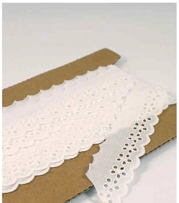 Vyšívaná krajka 28 mm