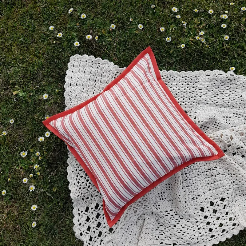 Polštářek - sv. červený (pruhy velké)