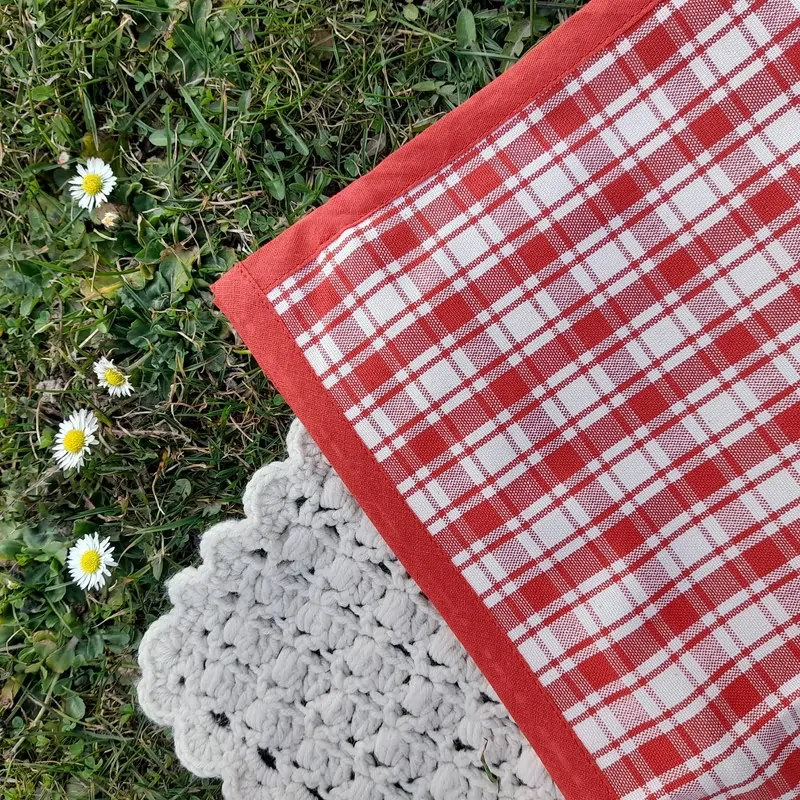 Polštářek - sv. červený (kostky velké)