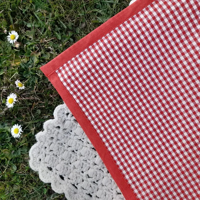 Polštářek - sv. červený (kostky malé)