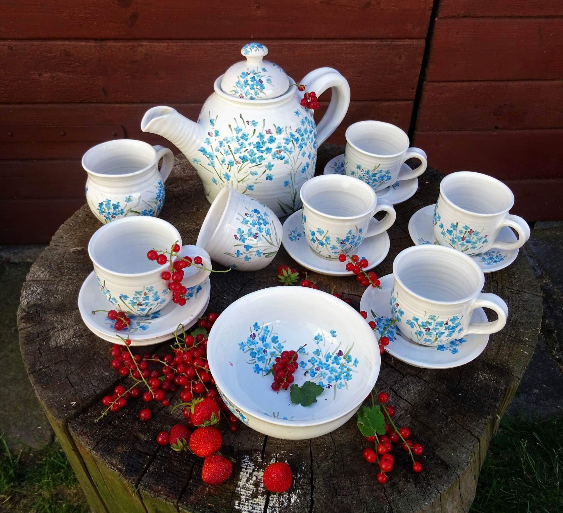 Set keramického nádobí s kytičkami