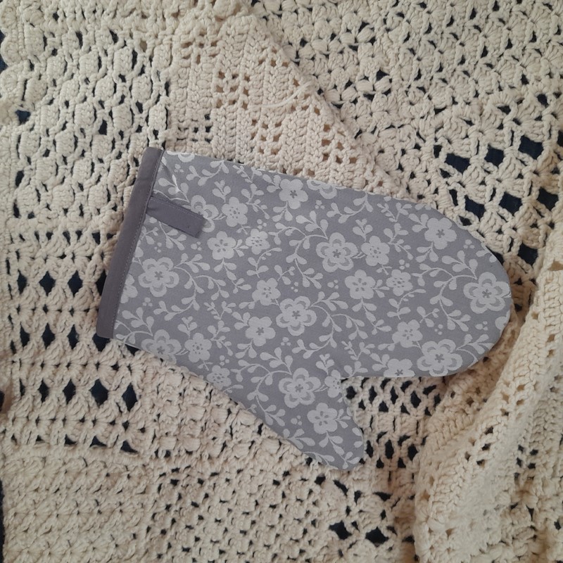 Chňapka - šedá (květiny)