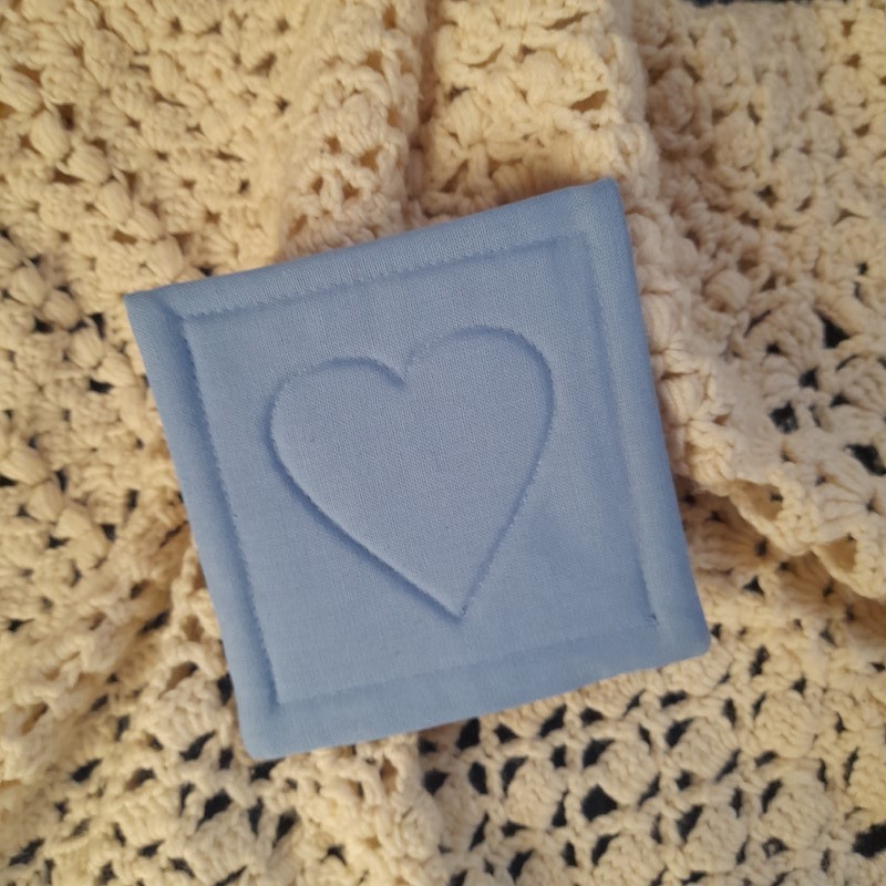 Podložka se srdíčkem - světle modrá