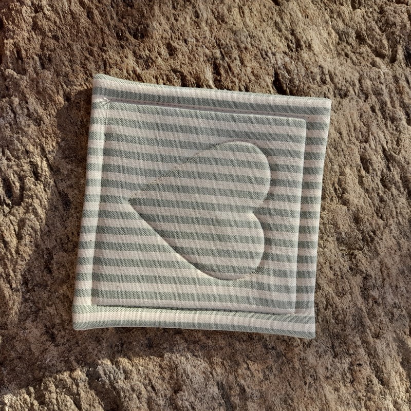 Podložka se srdíčkem - starozelená