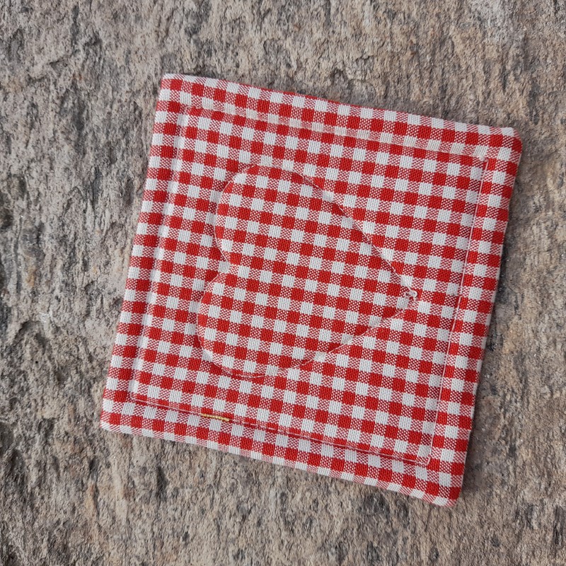 Podložka se srdíčkem - světle červená