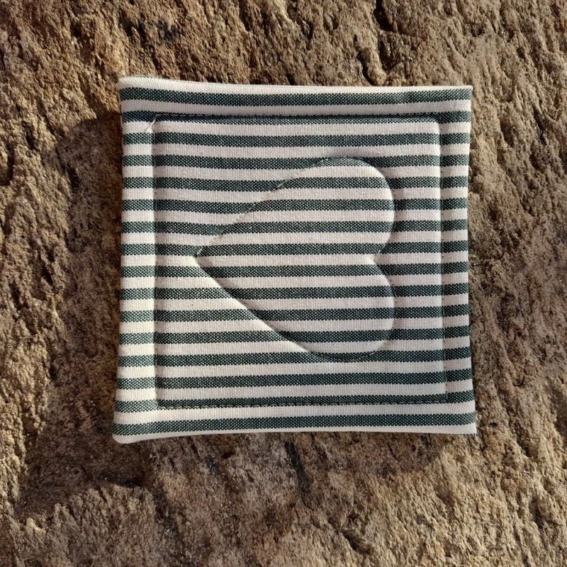 Podložka se srdíčkem - tmavě zelená