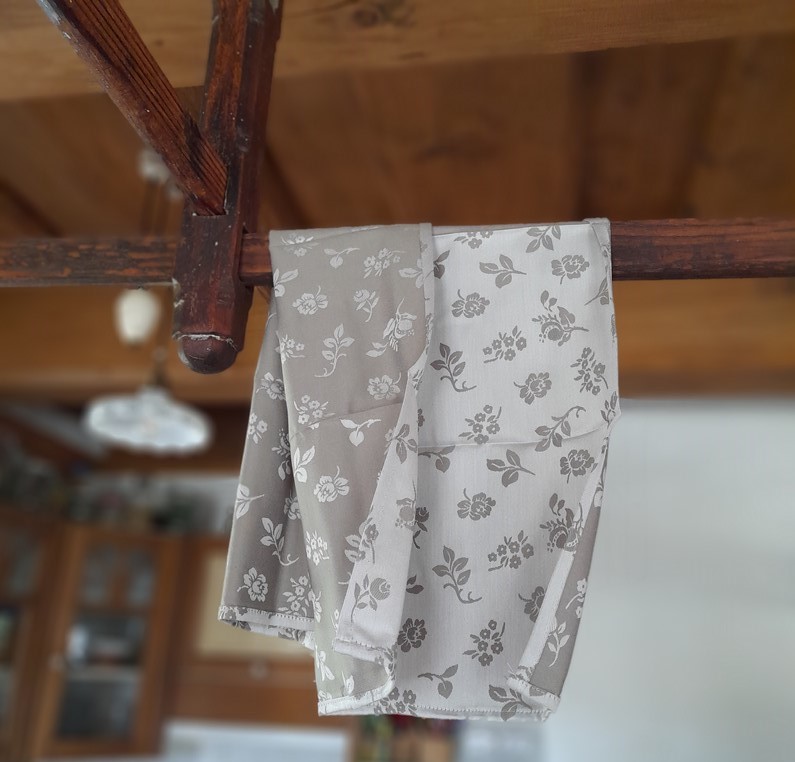 Utěrka béžová s tmavými květinami