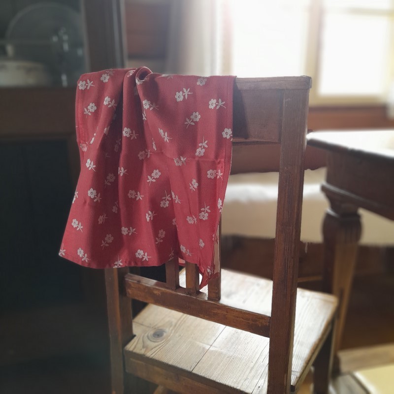 Utěrka červená se světlými květy