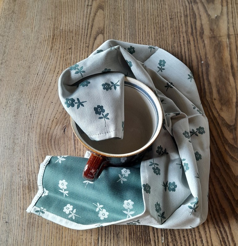 Utěrka tm. zelená  s tmavými květinami