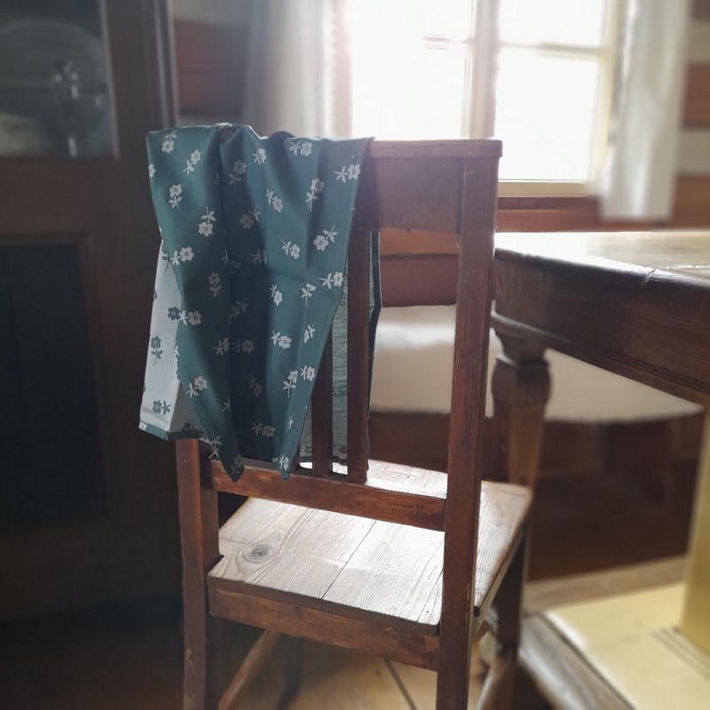 Utěrka tm. zelená se světlými květinami