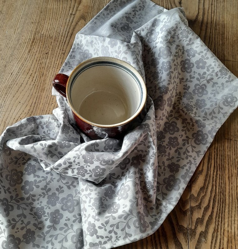 Utěrka šedá s tmavými květy