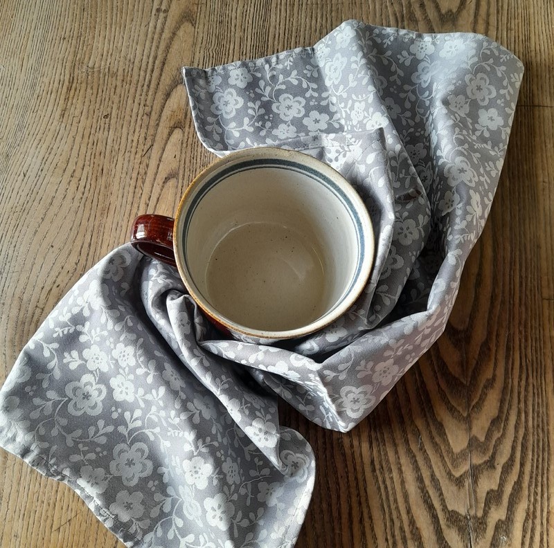 Utěrka šedá se světlými květy