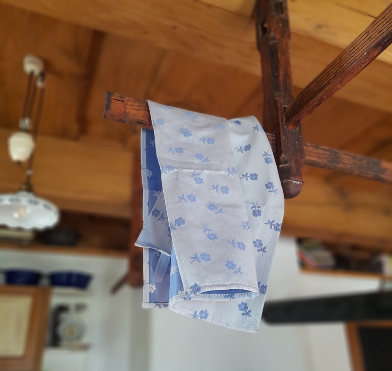 Utěrka sv. modrá s tmavými květinami