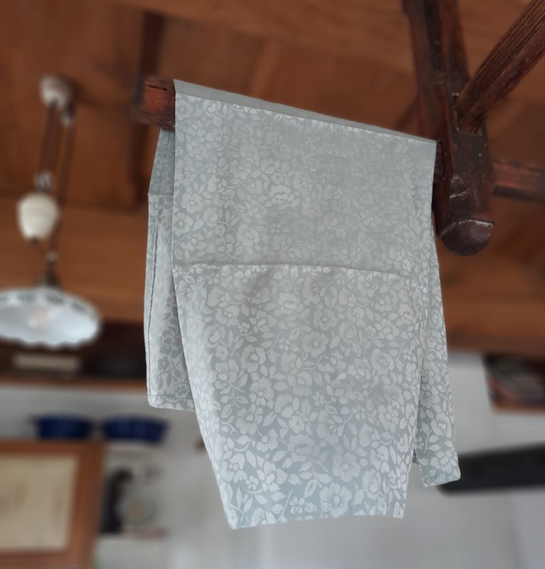 Utěrka starozelená se světlými květinami