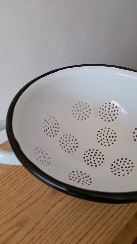 Cedník trojnožka smaltovaný