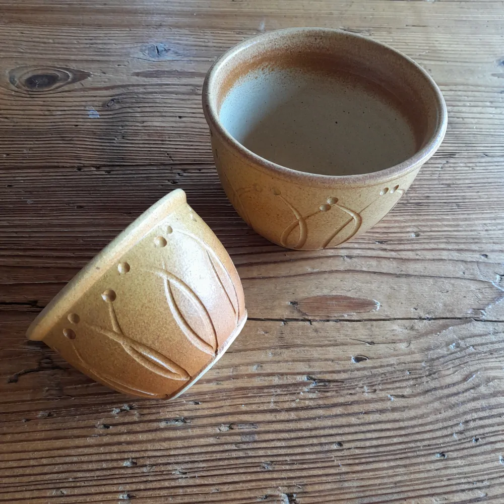 Keramický květináč menší