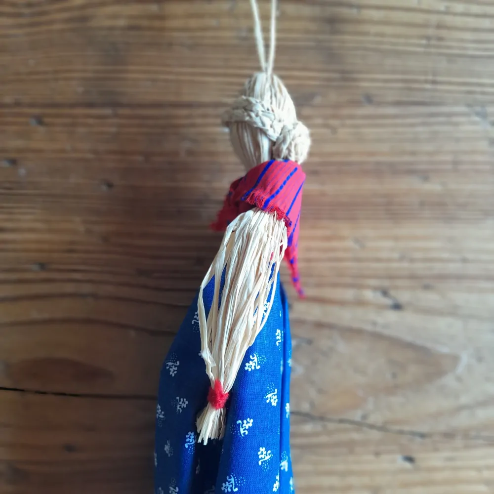 Slaměná panenka větší