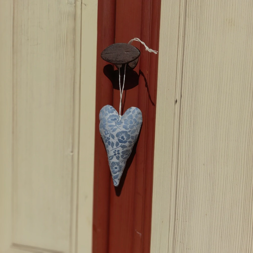 Srdíčko - staromodré s květy