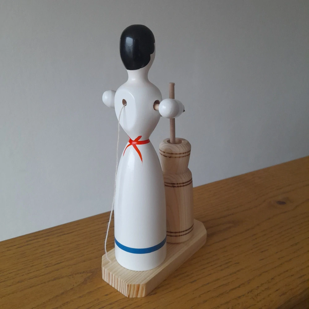 Dřevěná panenka: Děvečka s máselnicí