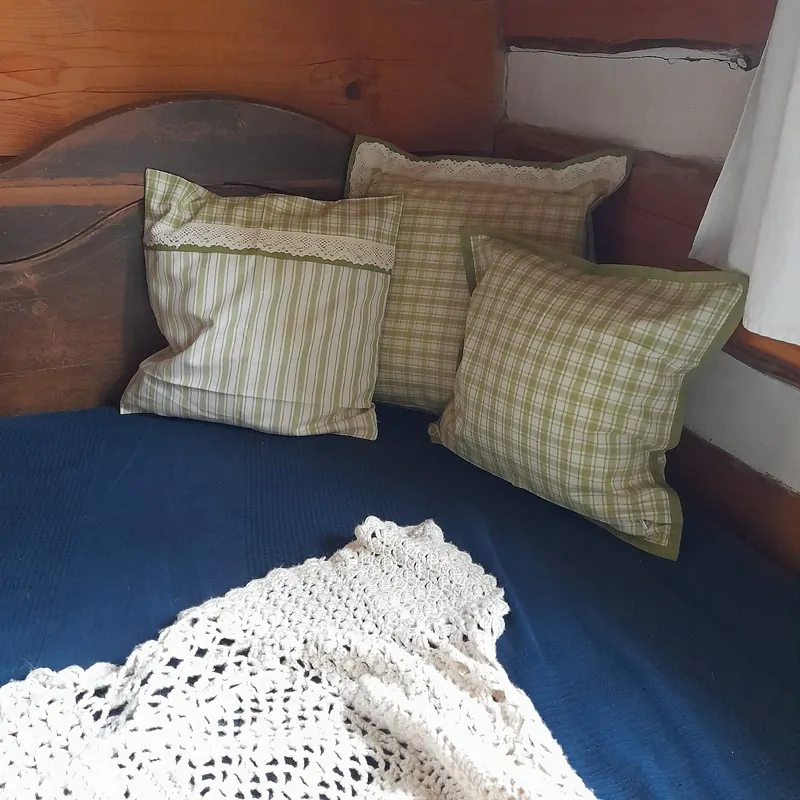 Polštářek obšitý krajkou - sv. zelený (kostky velké)