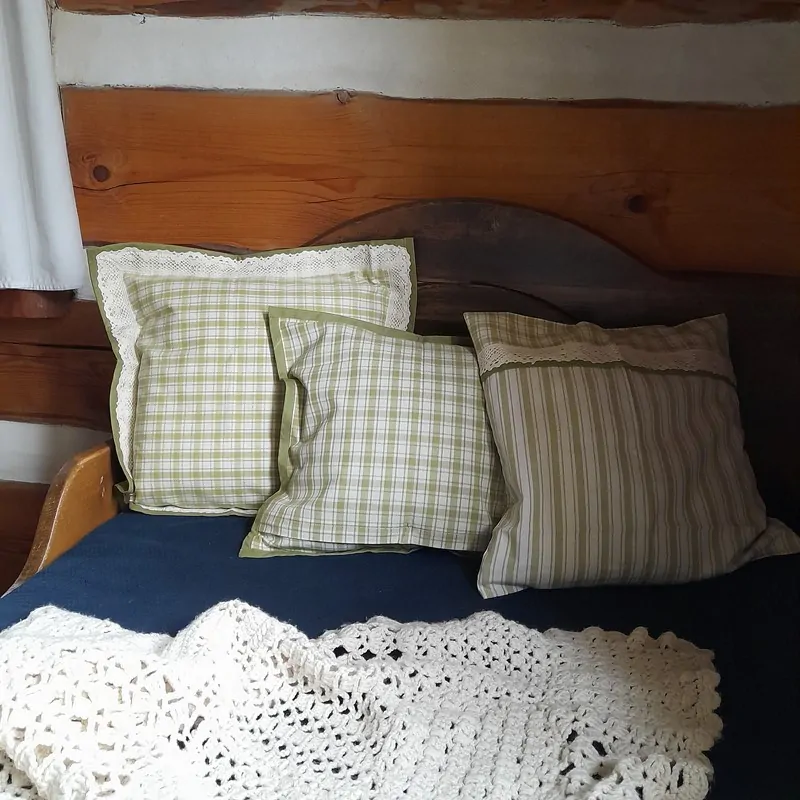 Polštářek obšitý krajkou - sv. zelený (pruhy velké)