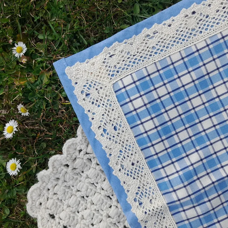 Polštářek obšitý krajkou - sv. modrý (kostky velké)