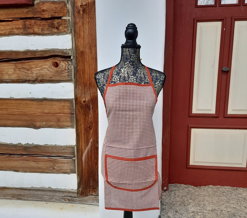 zástěra - tm. červená (kostky malé)