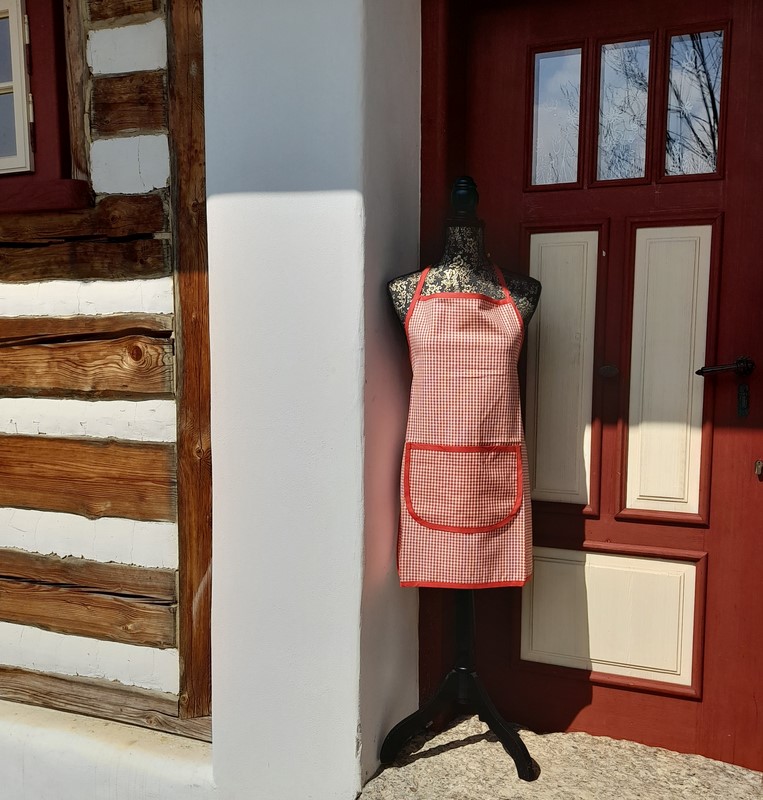 Zástěra - sv. červená (kostky malé)