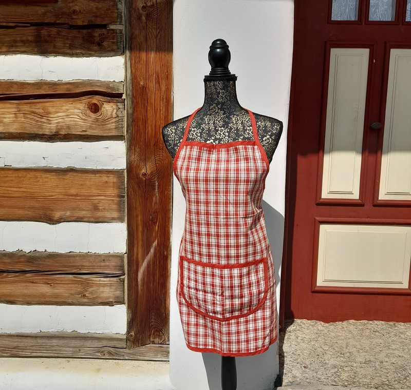 Zástěra - sv. červená (kostky velké)