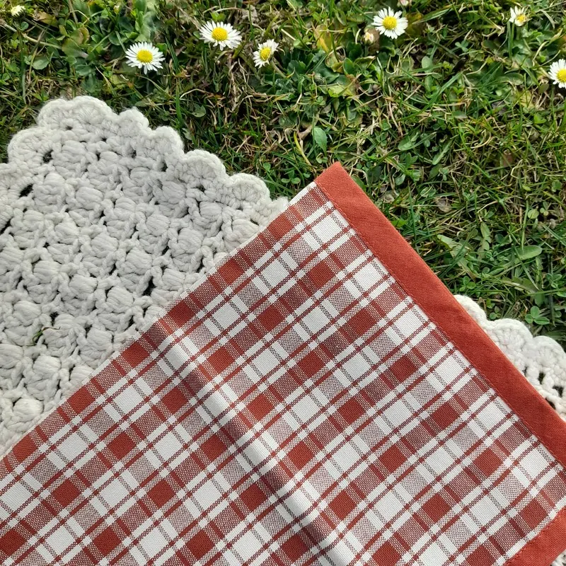 Polštářek - tm. červený (kostky velké)